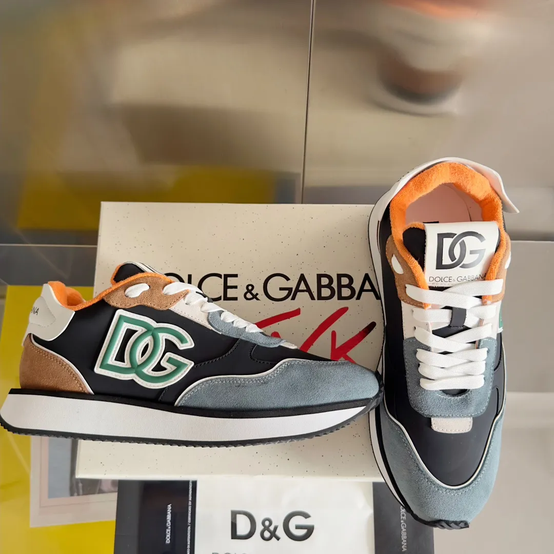 Factory price: 458💰D&G's latest Cushion series casual sports shoes, dad shoes, running shoes, original purchase and development, production, handmade, but always looking to the future. The new Cushion sneakers feature a two-tone suede upper accented by a mesh contrasting printed DG cross logo on the side. The lightweight, grippy rubber outsole adopts an innovative design to provide excellent performance, and the jacquard label adds timeless style. Exquisite packaging at the delivery counter🛍📦 ▪️ Fabric: Original custom-made first-layer cowhide ▪️ Lining: Original custom-made breathable towel lining ▪️ Sole: Original open-molded rubber material ▪️ Bottom thickness: 3.5CM ▪️ Size: Men's 38-45